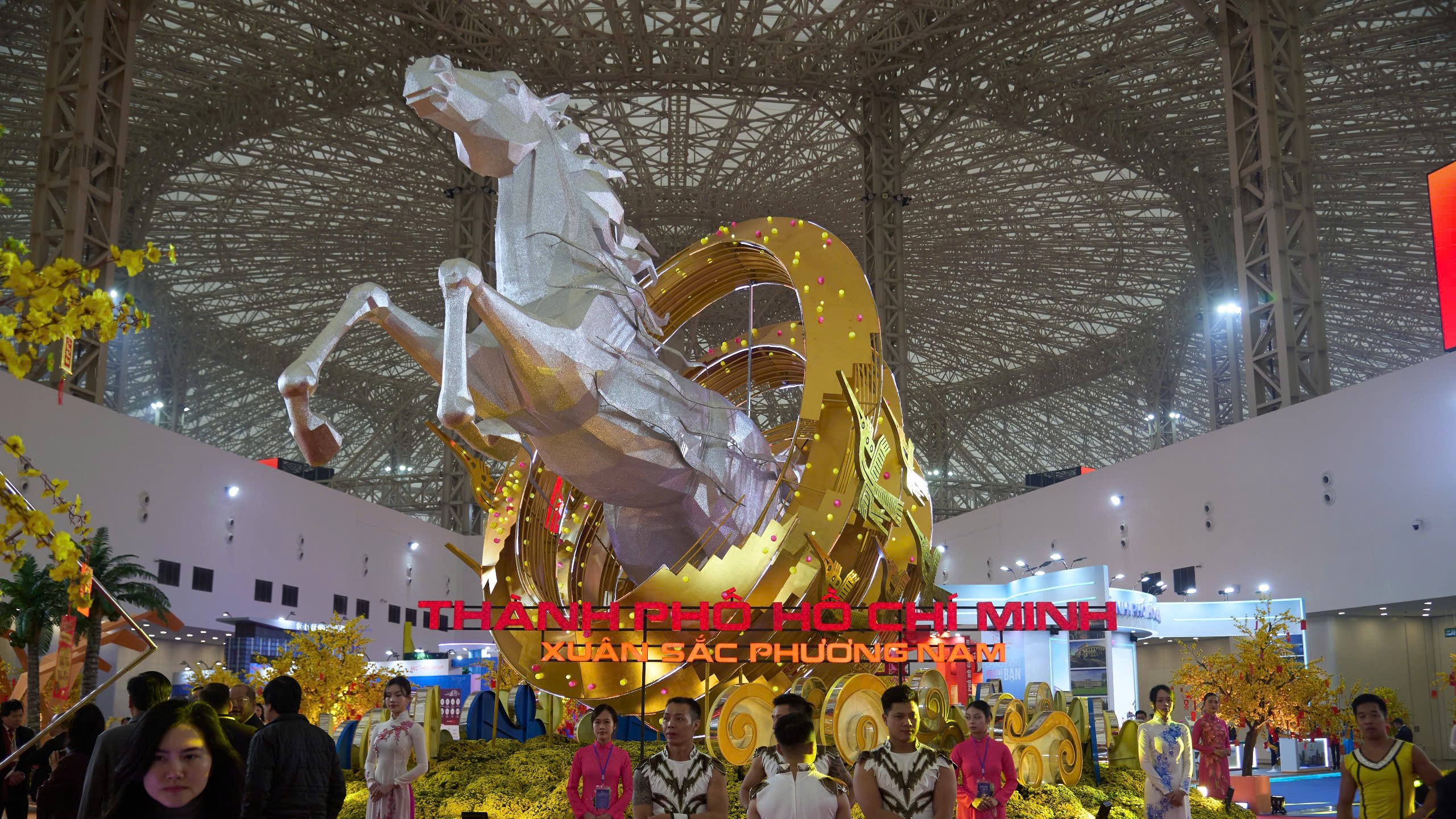 cổng ch&iacute;nh.jpg